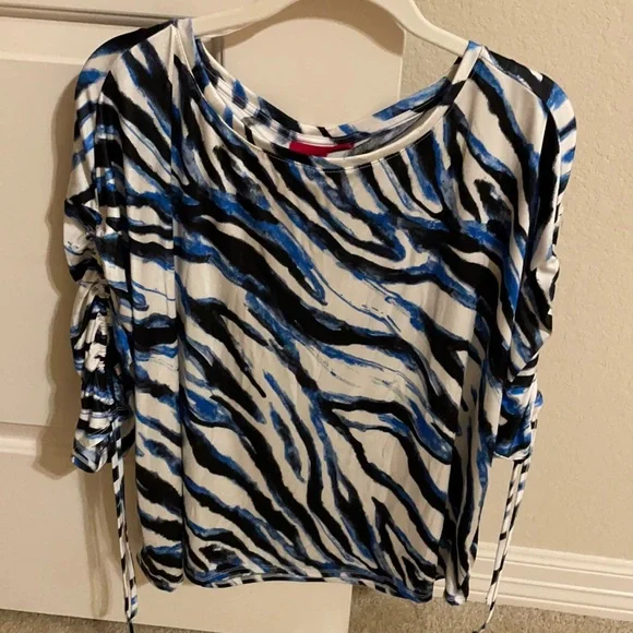 Jennifer Lopez zebra print top - Picture 2 of 4